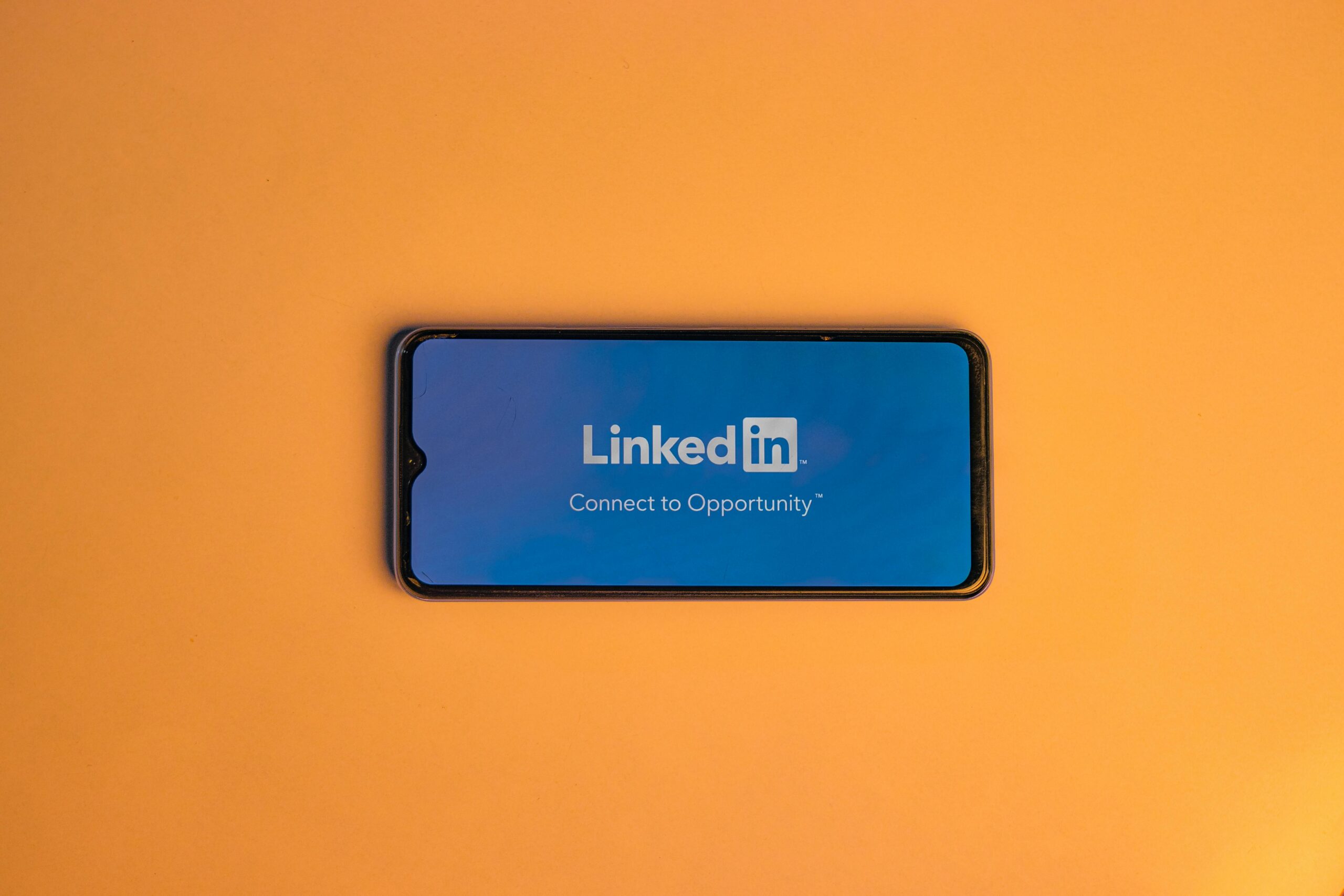 téléphone affichant l'application LinkedIn